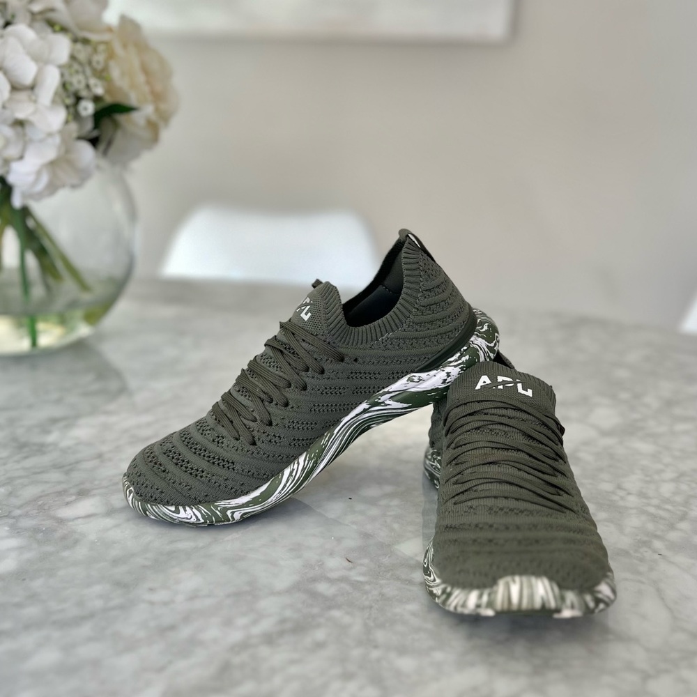 Women’s APL Techloom Wave shoes, fatigue/green/marble, size 7.5